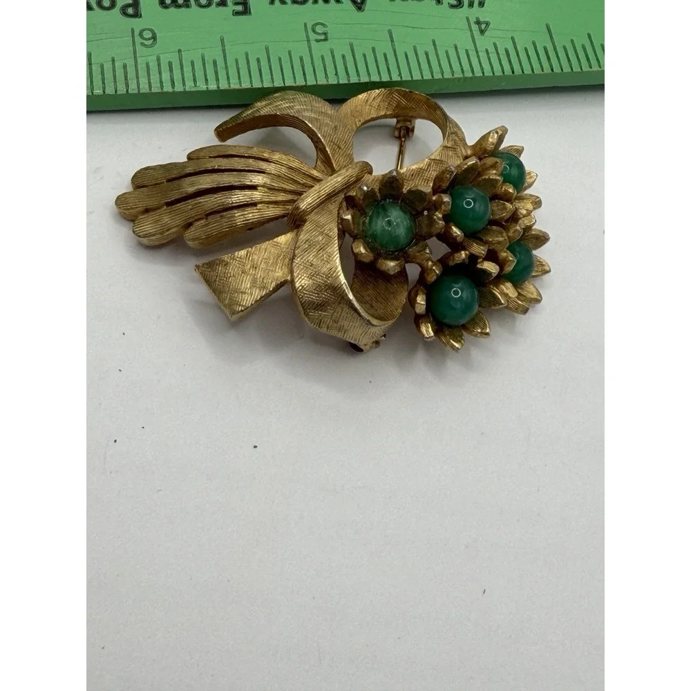 Vintage Gold Tone Flower‎ Brooch With Jade Colored Stamens Mcm